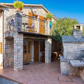 2 Bedroom Cozy Home In Zminj