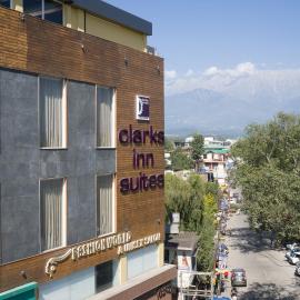 Clarks Inn Suites Kangra, hotell i Kangra