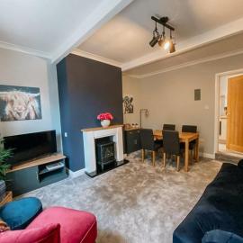 LITTLE RED HOLIDAY HOME - 2 Bed House with Free Parking within West Yorkshire, local access to the Peak District, Hotel in Halifax