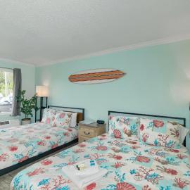 Heated Pool, Huge TV, Waterfront Tiki Bar & Grill, Close to Beaches, hotel in Sarasota