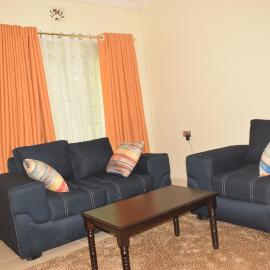 Stylish 2BR with Wi-Fi and secure parking, hotel in Kakamega