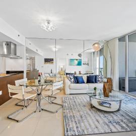 Majestic High Rise Unit with Ocean view, hotelli Miamissa