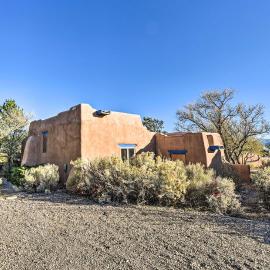 El Prado Home w/ Hot Tub, Panoramic Mtn Views, hotel i El Prado
