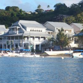 Superb Split Level Waterside Apt, Marigot Bay, St Lucia WI, hotell i Castries