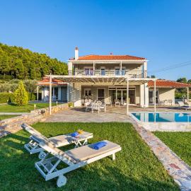 Luxury Villa with Private Pool in Skopelos, Ideal for Families, Villa Aelia by Kardous, hotel di Alikias