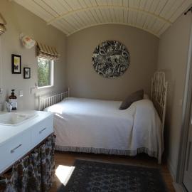 The Oaks Glamping - Rubie's Shepherds Hut, hotel in Colkirk