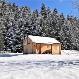 Wood Cabins by the River - for Nature Lovers, hotel v destinácii Vytina