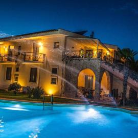 VILLA LIBECCIO appartment with shared swimming pool, at 200 meters from the beach, solarium and private parking, отель в Аволе