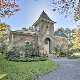 Renovated WV Schoolhouse: History Buff’s Heaven!, hotel din Kearneysville