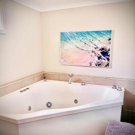 Churchill's B&B twin spa getaway Studio, hotel in Swansea