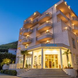Hotel Bella Vista، فندق في درفينيك