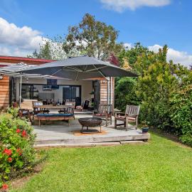 Westhay Stables - Paparoa Holiday Home, Hotel in Paparoa