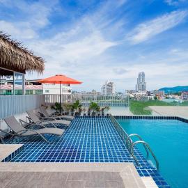 Hallo Patong Hotel - Rooftop Pool - Stunning Mountain Views & OTOP Market, hotel di Pantai Patong