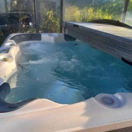 Bas de villa, 2 terrasses, piscine, SPA, sauna..., hotel Neffes városában
