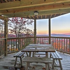 Hot Tub & Mtn Views: Scenic Cabin in Gatlinburg!