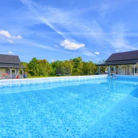 Agroturystyka domki nad rzeką Bałtów kajaki rowery klima basen ryby full, hotel Ćmielów városában