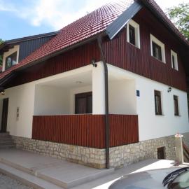 Guest House Wolf, hotel in Jezerce
