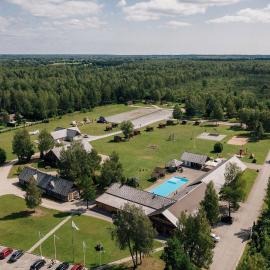 Holiday Village Suur Töll, hotel en Kuressaare
