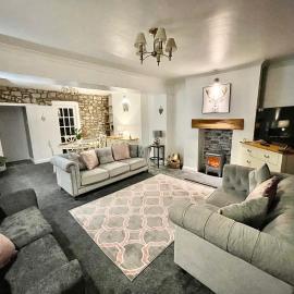Traditional cosy PET FRIENDLY cottage by the canal with Cymru Holidays, hotel a Cwmbran