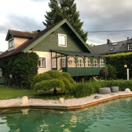 Haus mit Sauna und privatem Badeteich in Anif bei Salzburg, hótel í Anif
