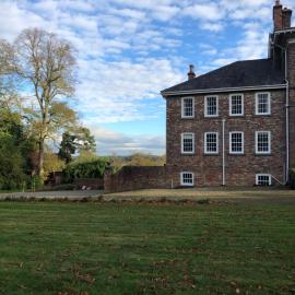Hall Cottage & gardens, & hard tennis court, Wighill, nr York and Leeds, ξενοδοχείο σε Tadcaster