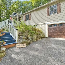 Rustic Adirondacks Home w/ Hot Tub & Lake Access!, hótel í Chestertown