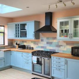 5 Bed, 2 Bath Home + Terrace, Garden & Parking, hotel in Swindon