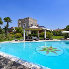 Private Luxury Villa with Pool、モニーガのホテル