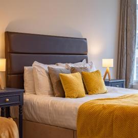 Cosy & Bright 2 Bedroom Apartment in Newbury Town Centre - SLEEPS 7