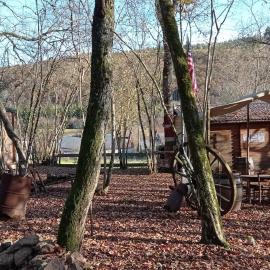 Cabanes Nature Morvan、Blanotのホテル