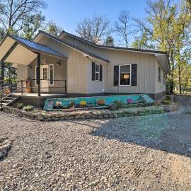 Riverfront 'Heaven on the White' w/ Covered Patio!, hotel in Norfork
