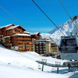 Appartement 6 places aux pieds des pistes avec piscine, wifi et parking privé, salle de bain refaite à neuf, hôtel à Orcières