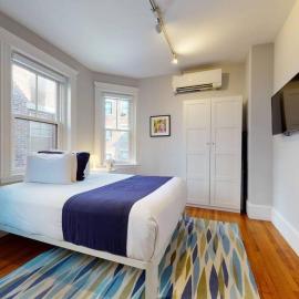 A Stylish Stay w/ a Queen Bed, Heated Floors.. #22, hotel a Brookline