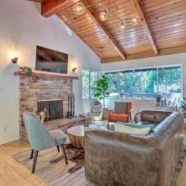 Modern & Unique Cabin with Deck by Lake Gregory!, hotel v destinácii Crestline