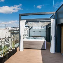 Luksusowy penthouse z jacuzzi i widokiem na morze