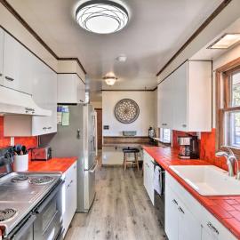 Charming Leadville Retreat w/ Private Hot Tub, khách sạn ở Leadville