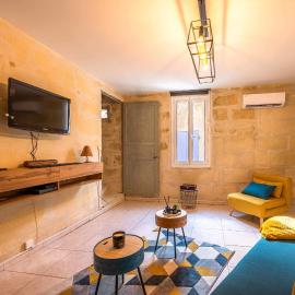 Agréable Maison plein centre، فندق في Fourques