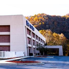 Bay Mountain Inn Cherokee Smoky Mountains، فندق في شيرروكي