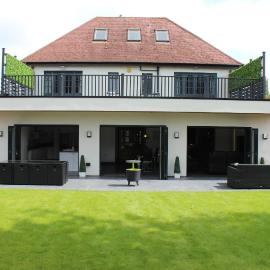 Modern Spacious House - Sleeps 16, Free Parking, Sun Terrace, hotel sa Attleborough
