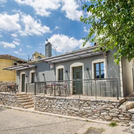 Oikos Daretsou, Hotel in Theologos