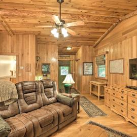 Fletcher Cabin: Wraparound Deck & Pond Access, hotel en Fletcher