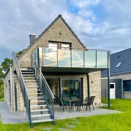 Ferienhaus Panoramadeck am Harkebrügger See mit Sauna und Kamin، فندق في Barßel