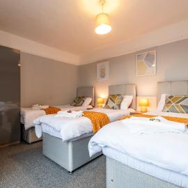 BEST PRICE! Perfect Gunwharf Accommodation - 5 single beds or Kingsize FREE PARKING, Hotel in Portsmouth