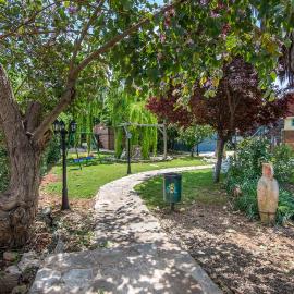 SOL Suite In The Village, hotel din Shomera