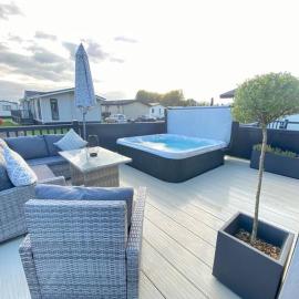 Burford, Hot Tub Lodge