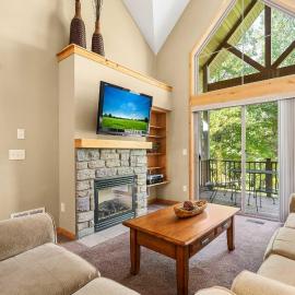 Gull Lake All-Season Getaway w/ Private Deck, hotel in Lake Shore