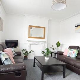 Very spacious two bedroom converted apartment in East Croydon, hotel Croydonban