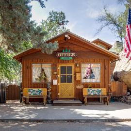 Whispering Pines Lodge, hotel in Kernville