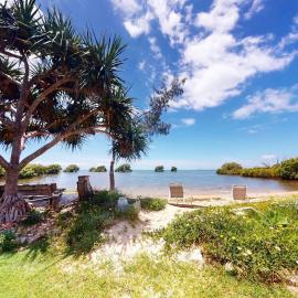 Palazzo on the Beach - Beachmere, hotel in Beachmere