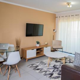 Comfy 2bed 2bath in a Secure golf estate WIFI, hotel in Roodepoort